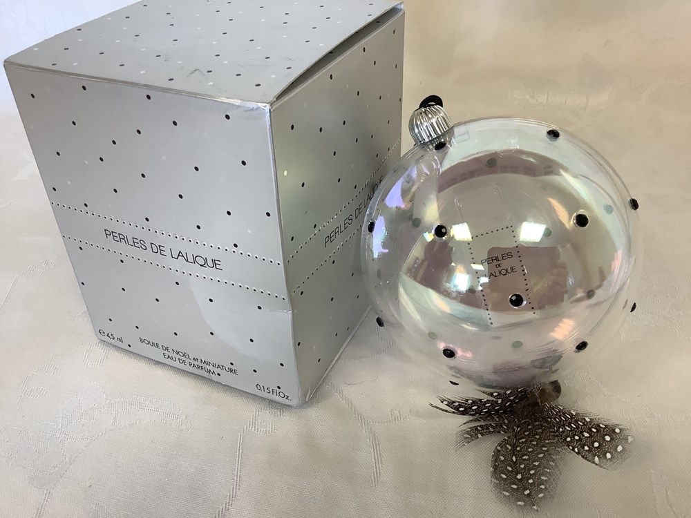 « Perles de Lalique », Eau de parfum dans une « Christmas Bauble ». 4,5 ml. Dans sa boîte. La bulle est intacte. Les plumes sont en bon état. Le flacon est plein. La boîte est légèrement déformée. monnaies perles de lalique eau de parfum dans une christmas bauble 4 5 ml dans sa boite la bulle est intacte les plumes sont en bon etat le flacon est plein la boite est legerement deformee
