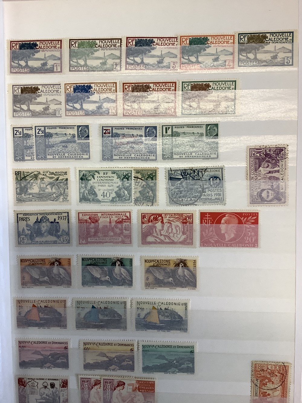 14 albums de timbres, principalement Europe de l’Ouest, la plupart oblitérés, toutes époques, plusieurs milliers de timbres 24 monnaies 14 albums de timbres principalement europe de l ouest la plupart obliteres toutes epoques plusieurs milliers de timbres