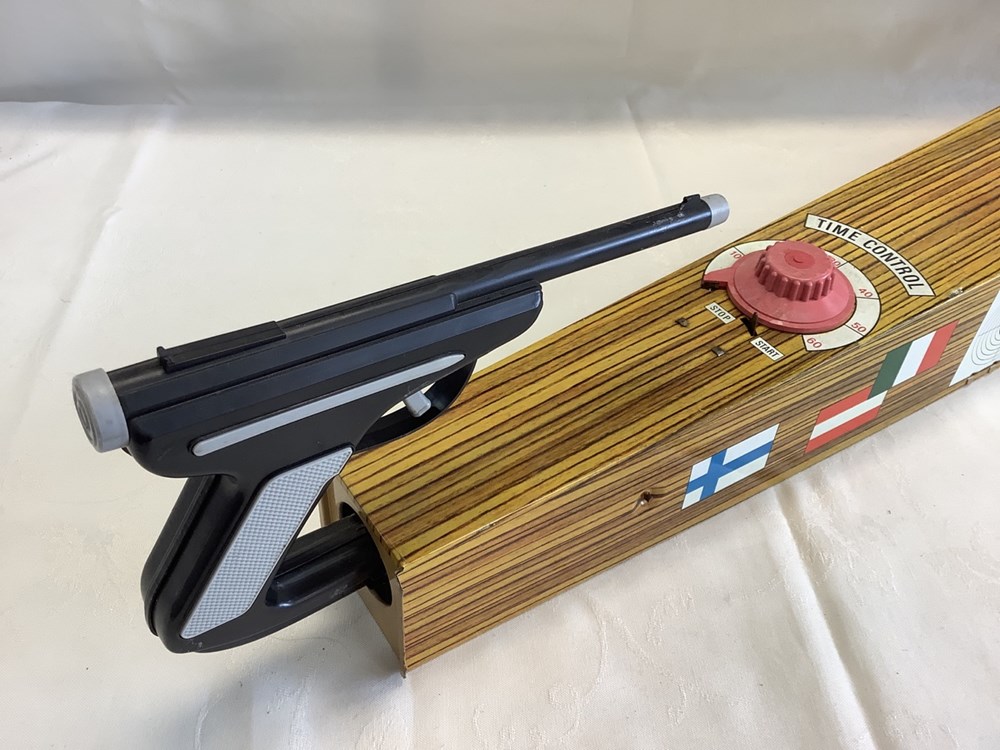 Un jeu de tir « sport trainer » en bon état, fonctionnel 3 monnaies un jeu de tir sport trainer en bon etat fonctionnel