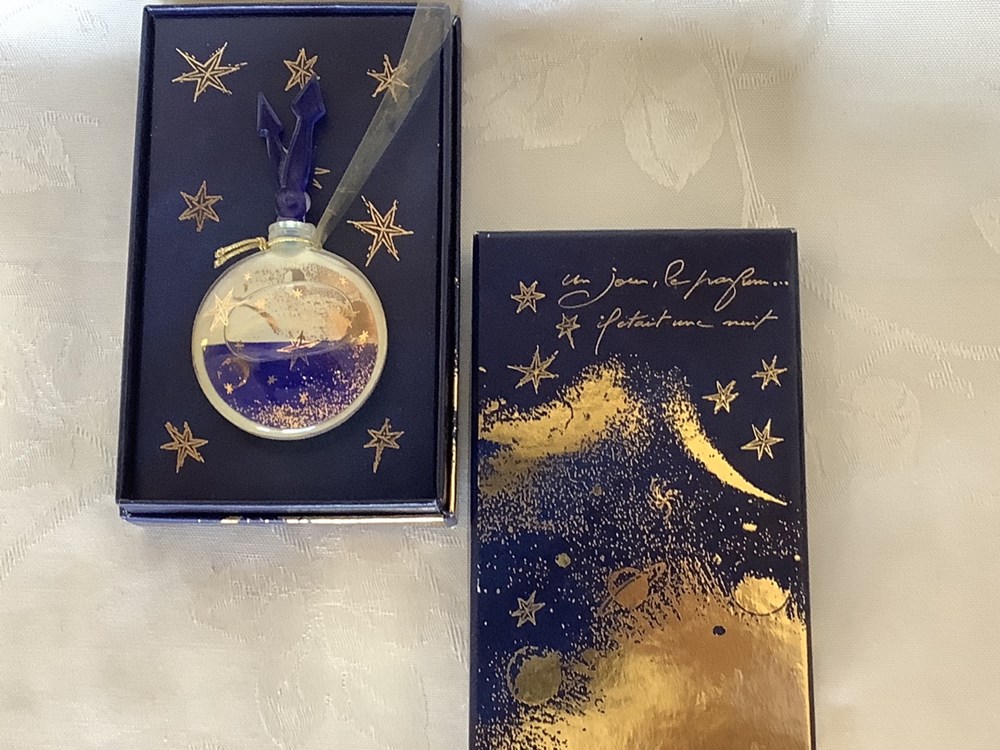 « un jour, le parfum…il était une nuit » parfum Sephora les Champs Elysées. Le flacon est à l’état neuf 10ml. Dans son coffret sans blister bon état général. 2 monnaies un jour le parfum il etait une nuit parfum sephora les champs elysees le flacon est a l etat neuf 10ml dans son coffret sans blister bon etat general
