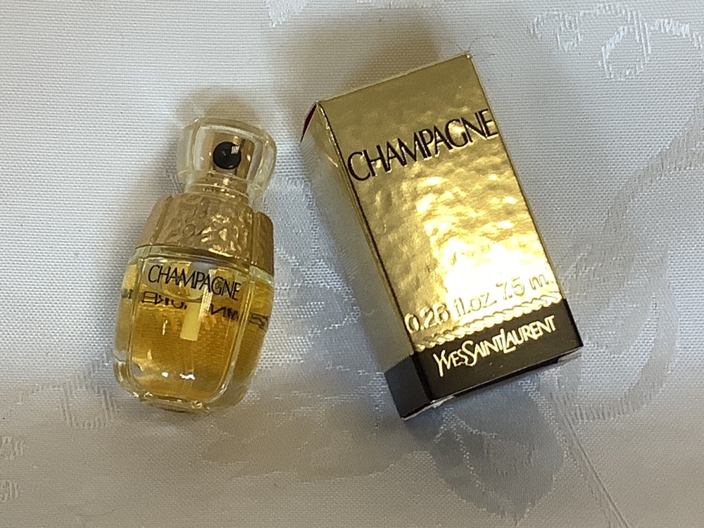 « Champagne », Eau de toilette vaporisateur Yves Saint Laurent. Flacon 7,5mL à l’état neuf. Dans sa boîte ouverte, en bon état. 2 monnaies champagne eau de toilette vaporisateur yves saint laurent flacon 7 5ml a l etat neuf dans sa boite ouverte en bon etat
