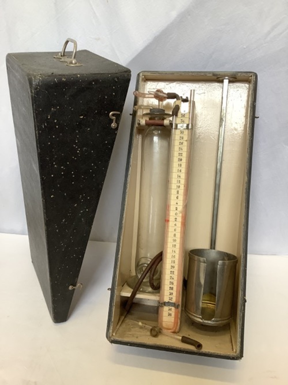 Appareil scientifique dans son coffret de bois gainé hauteur 54 cm monnaies appareil scientifique dans son coffret de bois gaine hauteur 54 cm