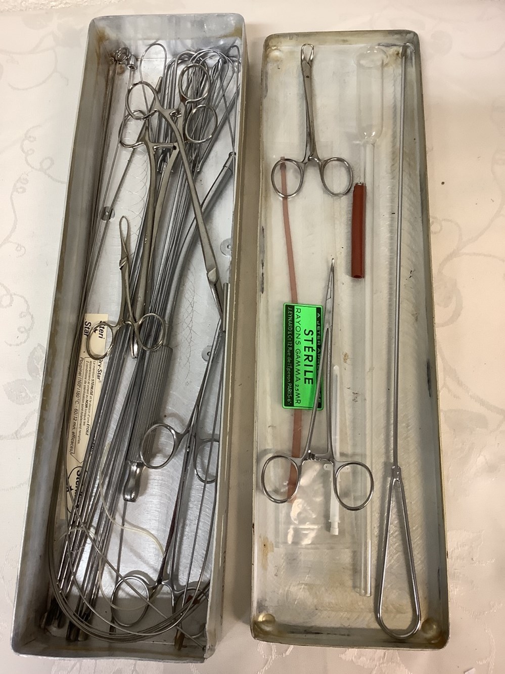 Lot de matériel médical ancien dans une boîte inox 12 x45 cm monnaies lot de materiel medical ancien dans une boite inox 12 x45 cm