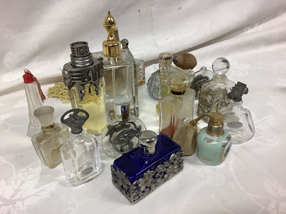 Lot de flacons de parfum dont flacon en verre bleu. 2 monnaies lot de flacons de parfum dont flacon en verre bleu