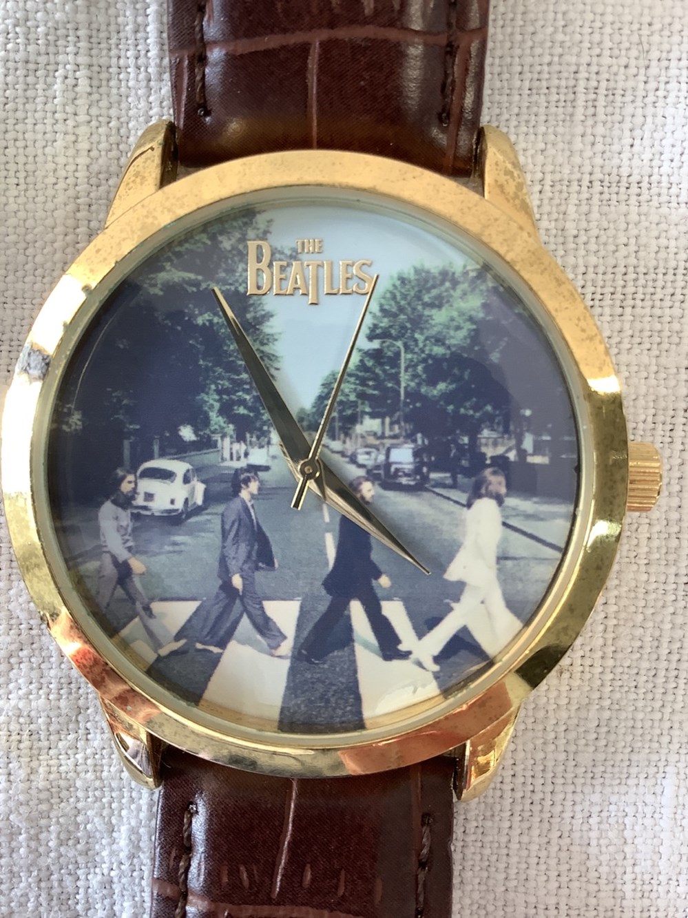 5 montres de collection, The Beatles, marque Apple, 2 bracelets en mauvais état, datée de 1996 à 2011, en l’état, accidents. 3 monnaies 5 montres de collection the beatles marque apple 2 bracelets en mauvais etat datee de 1996 a 2011 en l etat accidents