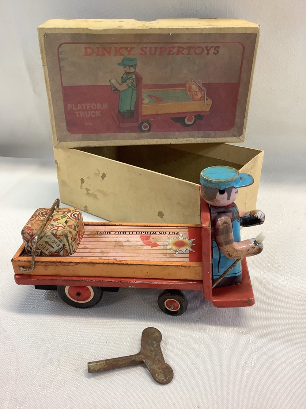 Jouet en tôle Dinky Supertoys, avec sa boîte et sa clef, fonctionnel, en l’état monnaies jouet en tole dinky supertoys avec sa boite et sa clef fonctionnel en l etat