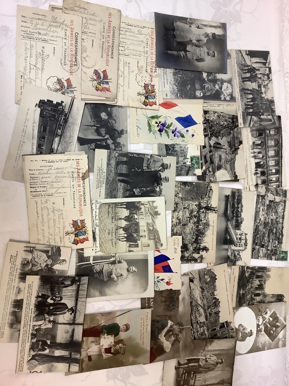 Lot de cartes postales anciennes (une centaine) militaria et Rouen, Chartres, Evreux, Paris 3 monnaies lot de cartes postales anciennes une centaine militaria et rouen chartres evreux paris