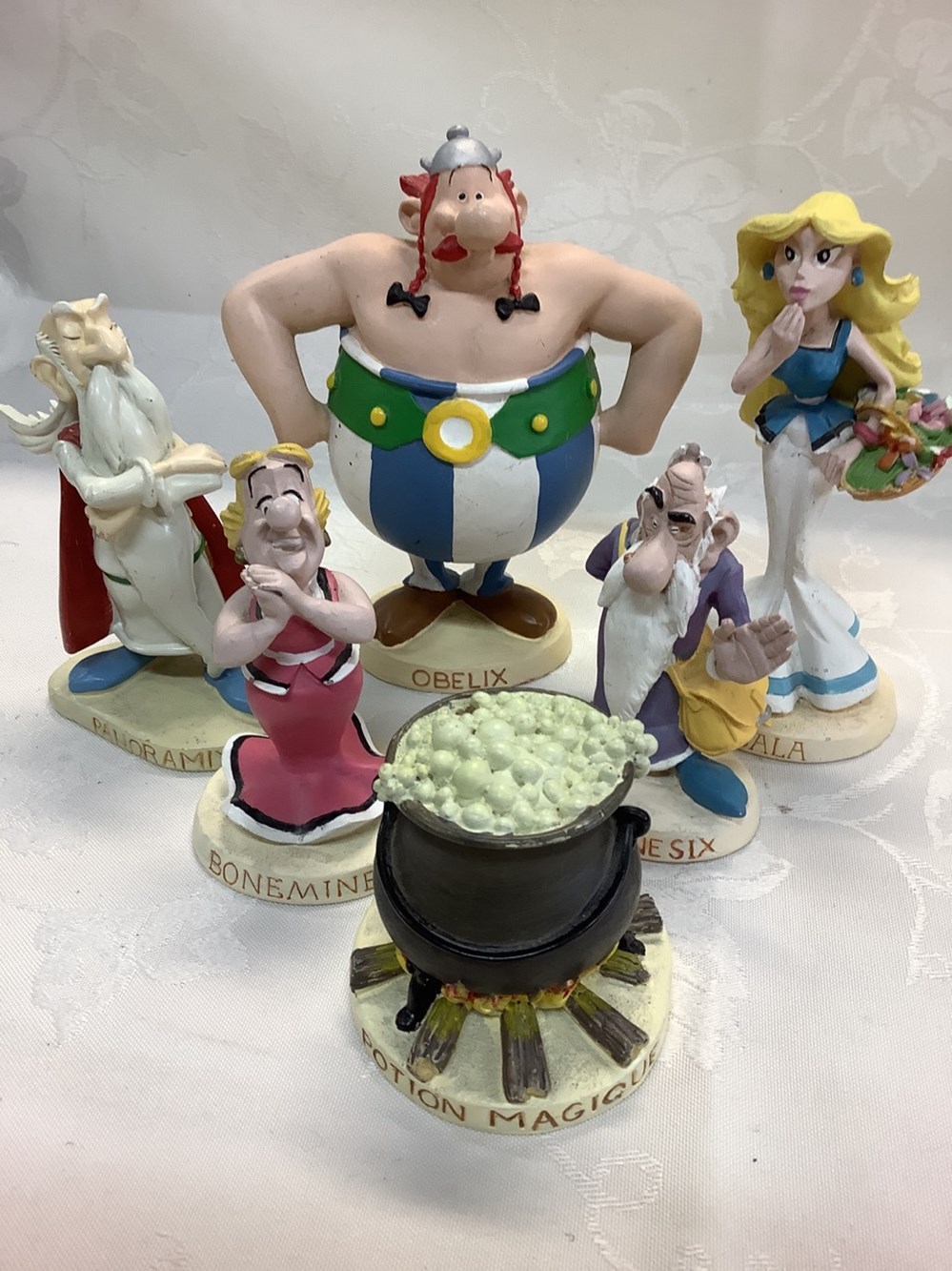 5 personnages de BD et potion magique, Plastoy, éditions Albert René Goscinny Uderzo, 2000 3 monnaies 5 personnages de bd et potion magique plastoy editions albert rene goscinny uderzo 2000