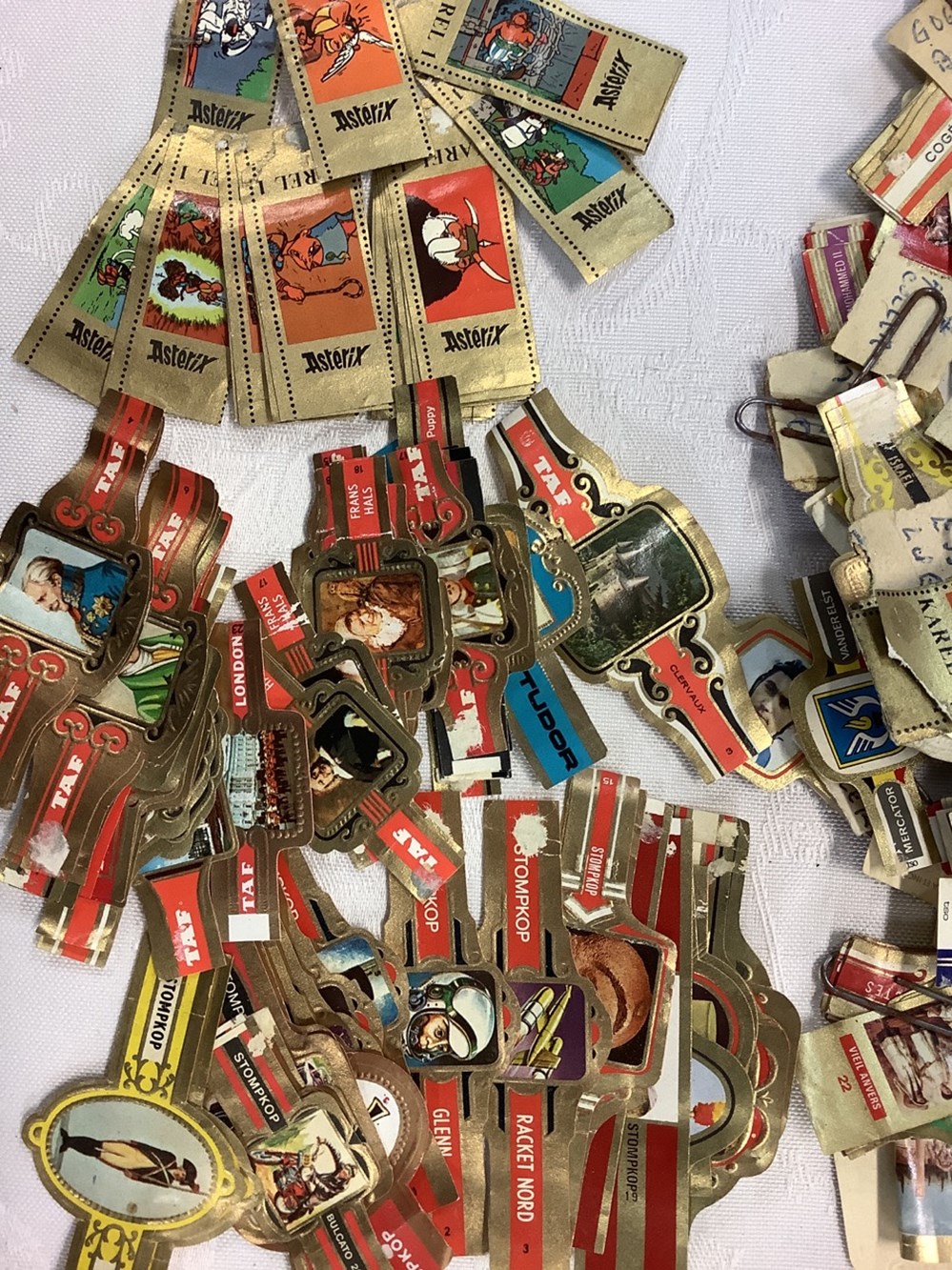 monnaies lot de bagues de cigares dans une boite a cigares quelques centaines