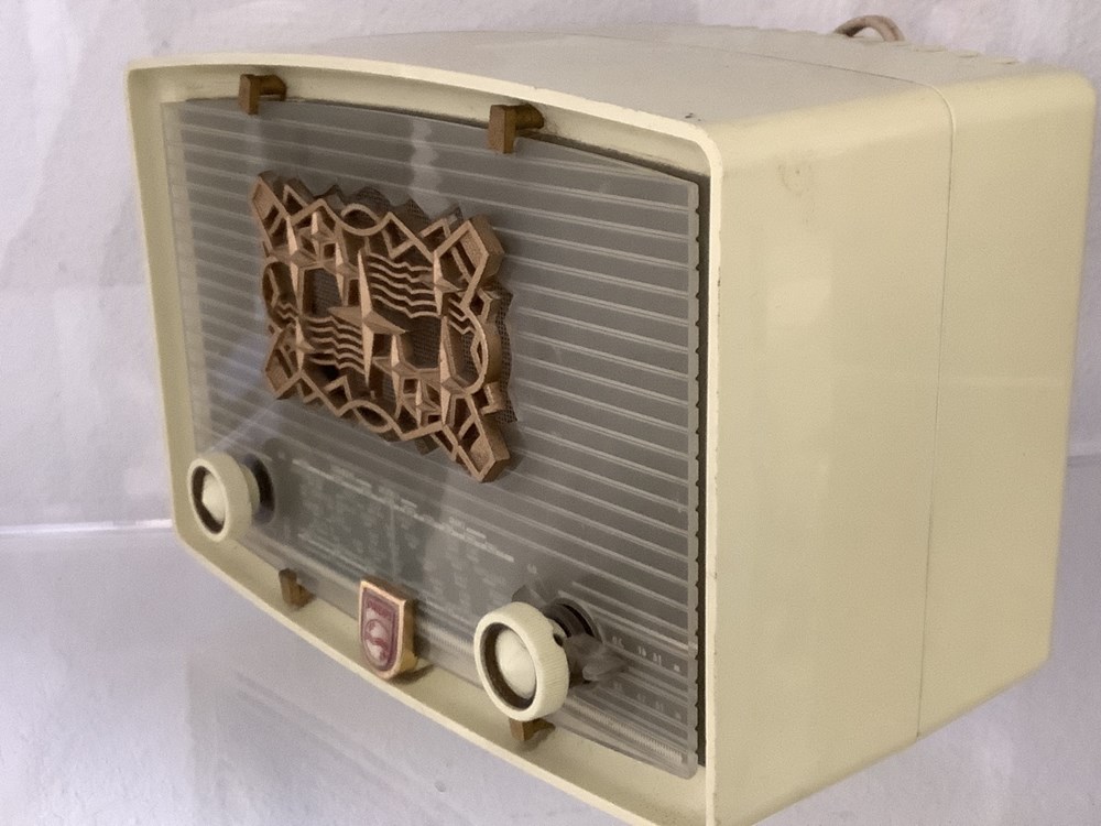Poste radio type BF 151 U, couleur crème 2 monnaies poste radio type bf 151 u couleur creme