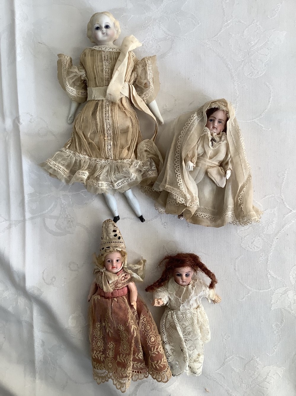 4 poupées miniatures anciennes en porcelaine 2 monnaies 4 poupees miniatures anciennes en porcelaine