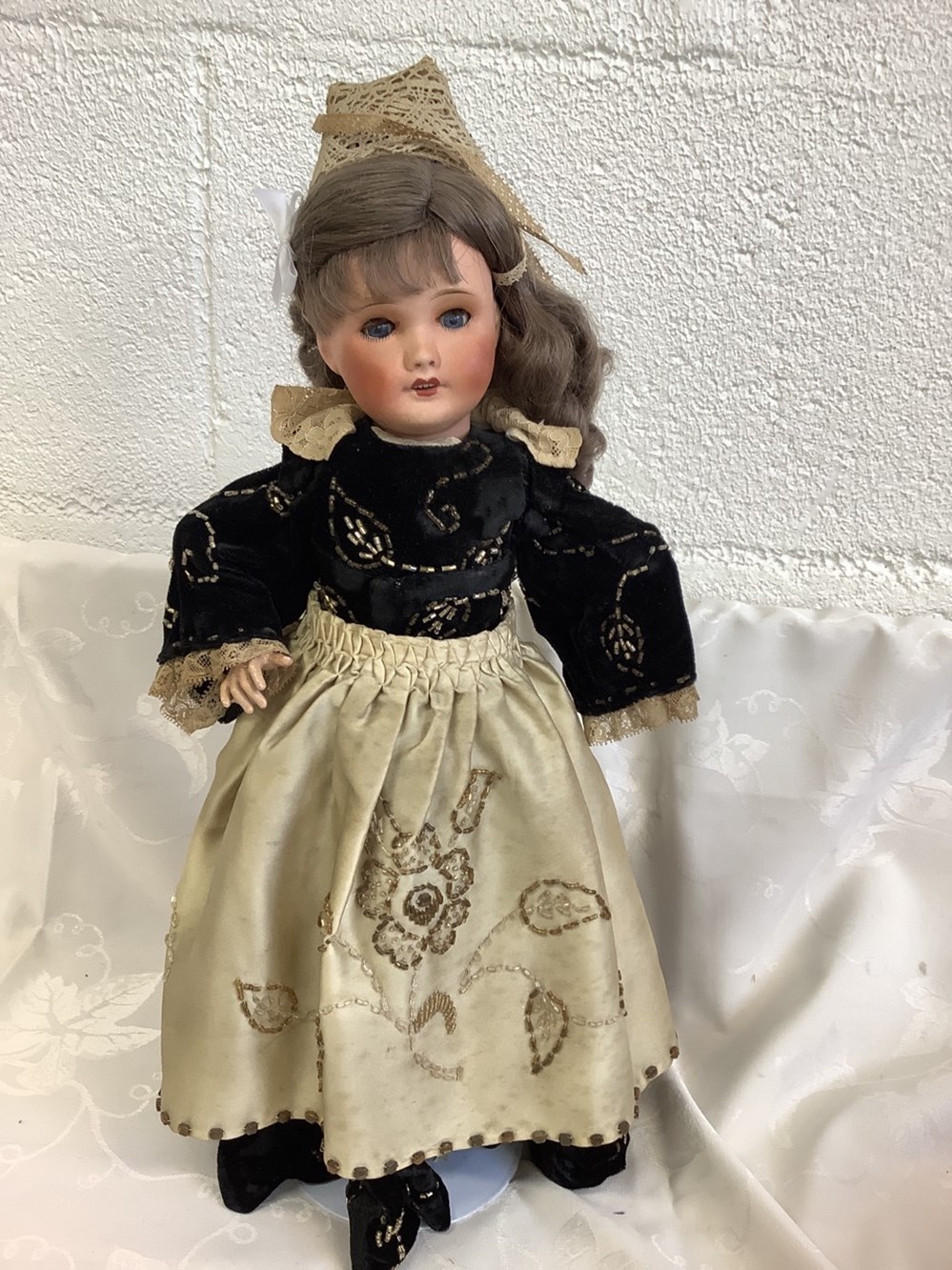 monnaies poupee porcelaine ancienne de marque h 45 cms
