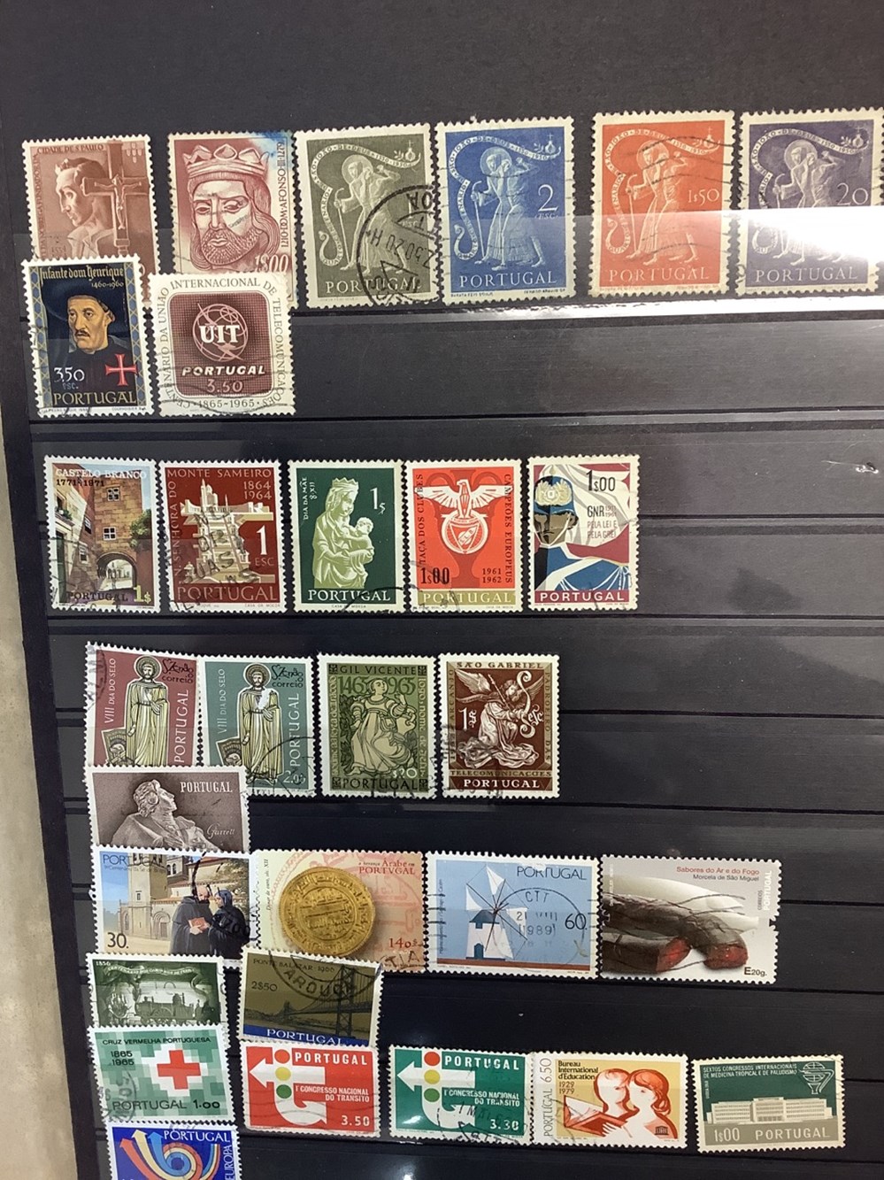 Lot de 7 classeurs de timbres divers pays, oblitérés et neufs, plusieurs milliers de timbres, 23 monnaies lot de 7 classeurs de timbres divers pays obliteres et neufs plusieurs milliers de timbres