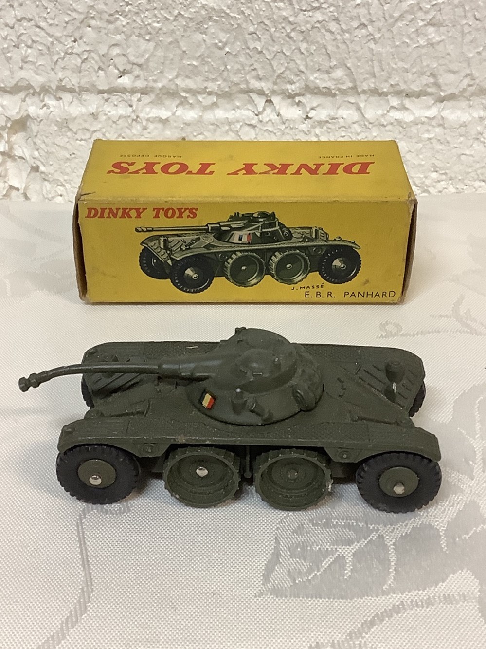 3 DINKY TOYS et leur boîte, 1 CIJ et sa boîte et 1 DINKY TOY et boîte dépareillée 2 monnaies 3 dinky toys et leur boite 1 cij et sa boite et 1 dinky toy et boite depareillee