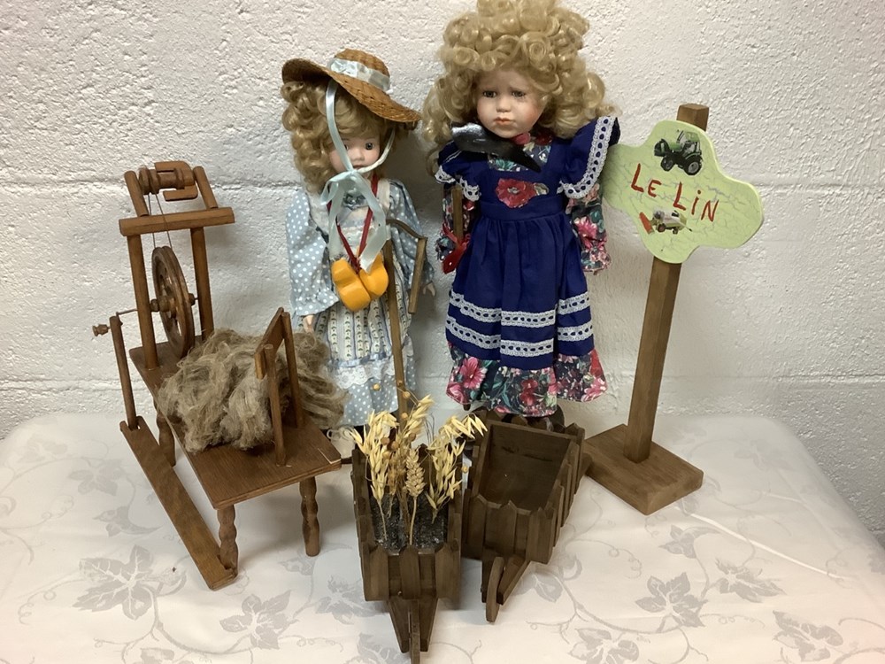 monnaies lot de 4 poupees et accessoires sur lin