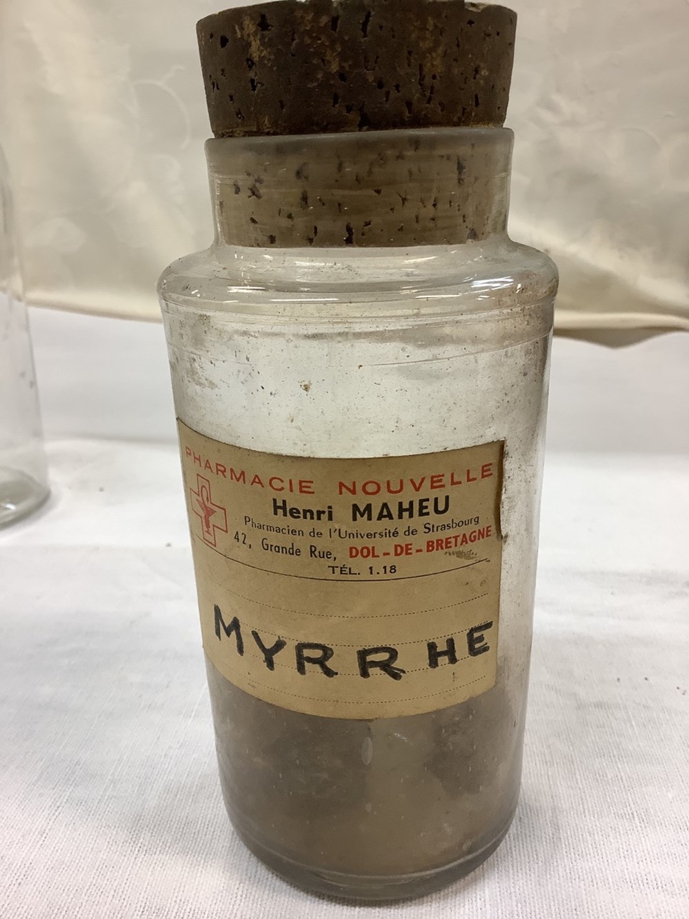 6 flacons à pharmacie dont Curcuma et Myrrhe, de 13 à 19 cm de H. 3 monnaies 6 flacons a pharmacie dont curcuma et myrrhe de 13 a 19 cm de h