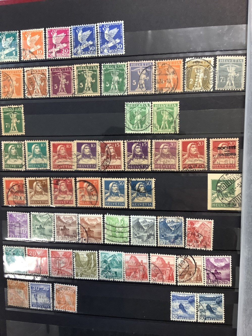 14 albums de timbres, principalement Europe de l’Ouest, la plupart oblitérés, toutes époques, plusieurs milliers de timbres 5 monnaies 14 albums de timbres principalement europe de l ouest la plupart obliteres toutes epoques plusieurs milliers de timbres