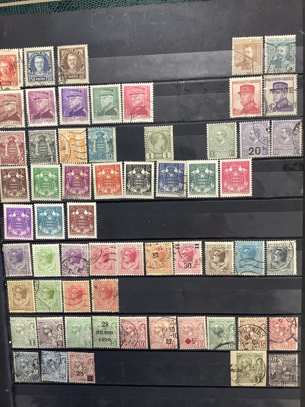 14 albums de timbres, principalement Europe de l’Ouest, la plupart oblitérés, toutes époques, plusieurs milliers de timbres 6 monnaies 14 albums de timbres principalement europe de l ouest la plupart obliteres toutes epoques plusieurs milliers de timbres