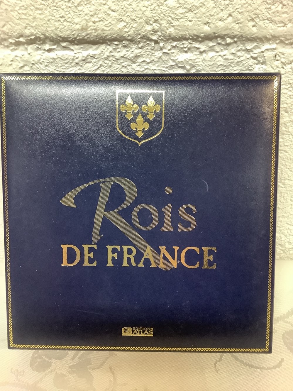 Collection de broches à l’effigie des rois de France, édition Atlas, en coffret, 32 pièces, état neuf. monnaies collection de broches a l effigie des rois de france edition atlas en coffret 32 pieces etat neuf