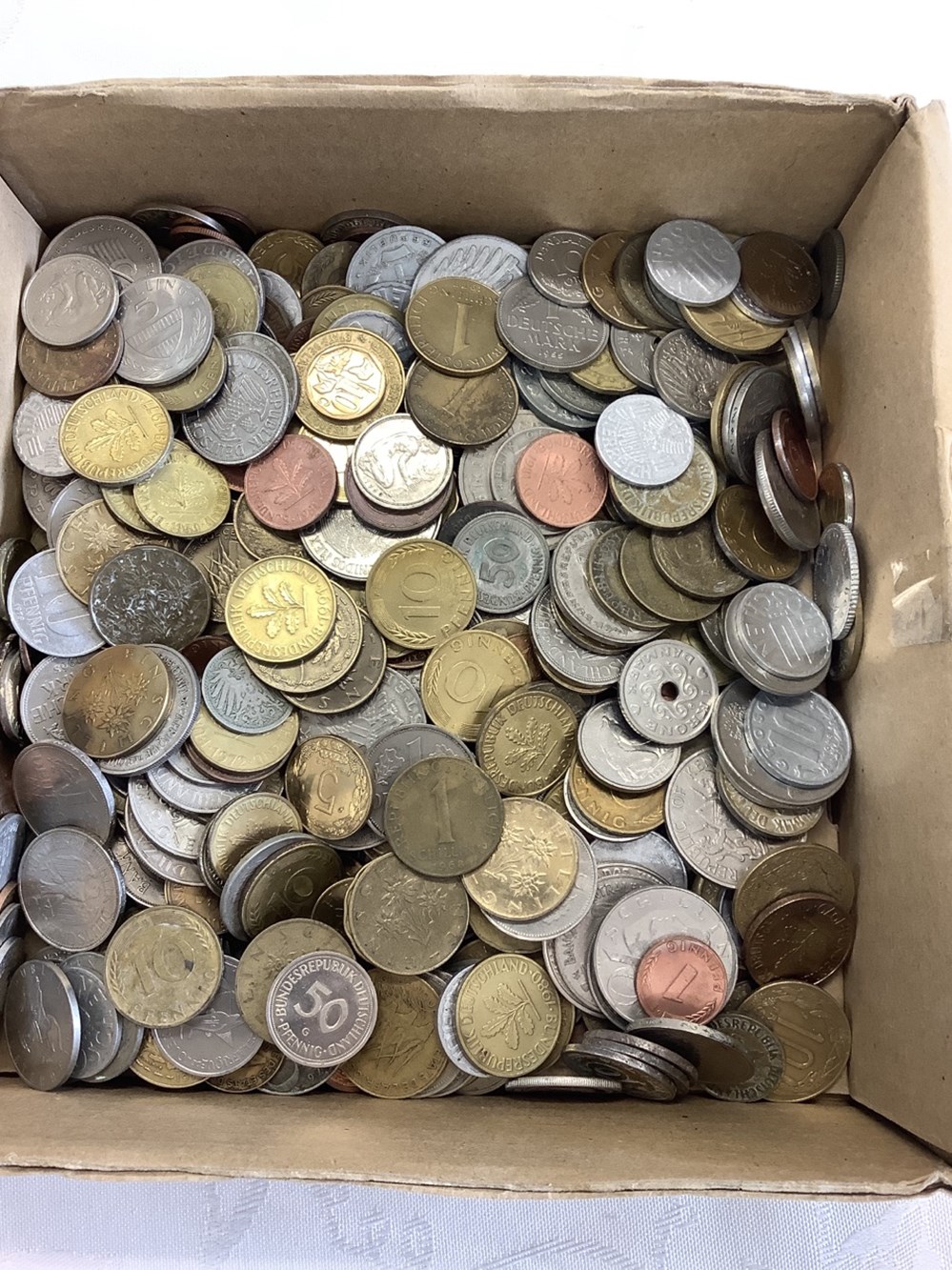 Lot de pièces dont Allemagne, Autriche, Cameroun, Danemark etc pour environ 1,8 kg monnaies lot de pieces dont allemagne autriche cameroun danemark etc pour environ 1 8 kg