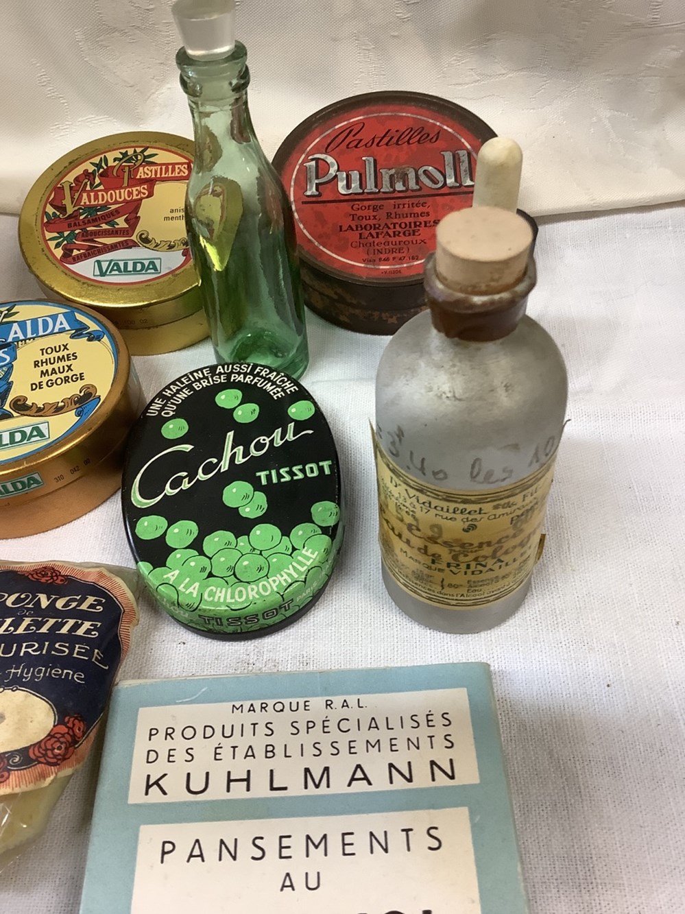 monnaies lot de boites flacons et divers de pharmacie