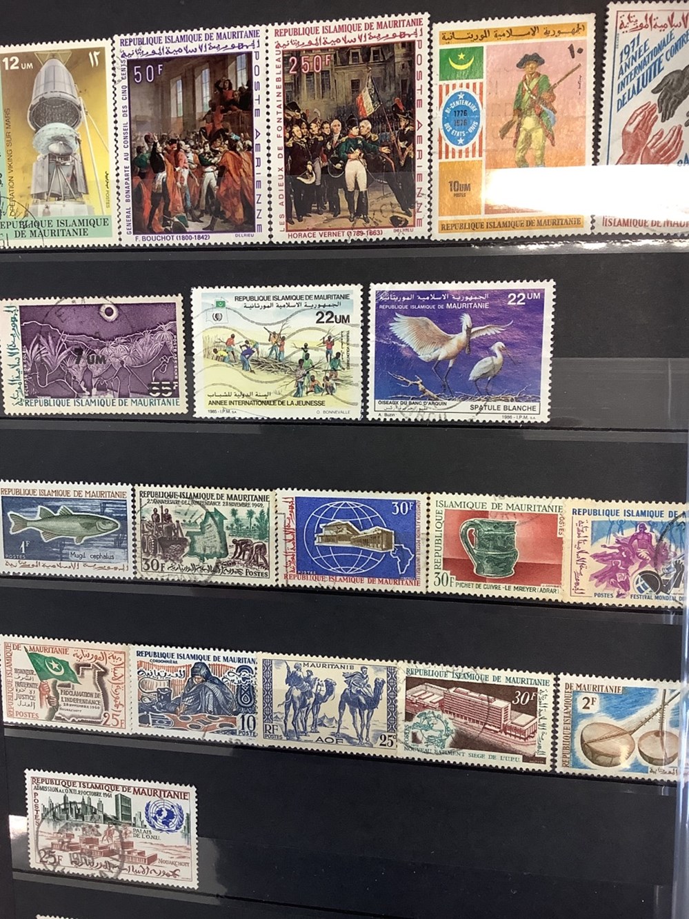 Lot de 7 classeurs de timbres divers pays, oblitérés et neufs, plusieurs milliers de timbres, 4 monnaies lot de 7 classeurs de timbres divers pays obliteres et neufs plusieurs milliers de timbres