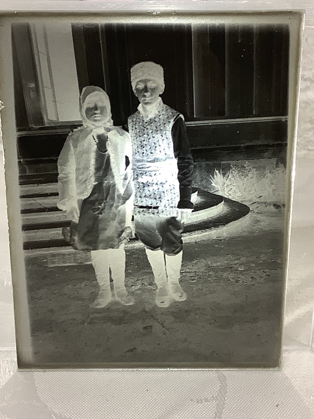 Ensemble de 88 photos sur verre de villages, plages, monuments et personnages 2 monnaies ensemble de 88 photos sur verre de villages plages monuments et personnages