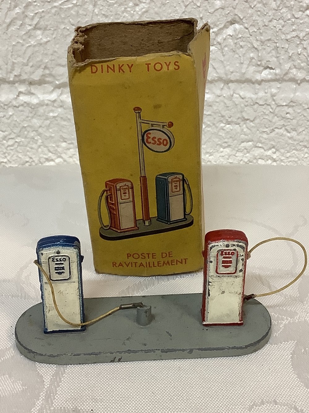 2 voitures 4l et SIMCA Versailles et une station service dinky toys dans leurs boîtes d origine 2 monnaies 2 voitures 4l et simca versailles et une station service dinky toys dans leurs boites d origine