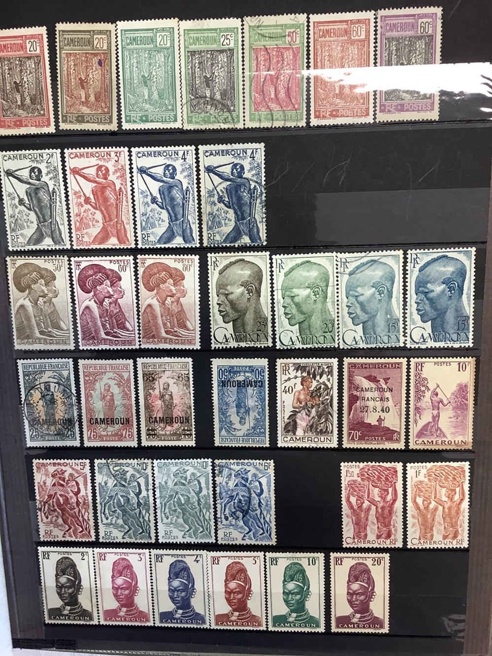 Lot de 7 classeurs de timbres divers pays, oblitérés et neufs, plusieurs milliers de timbres, 8 monnaies lot de 7 classeurs de timbres divers pays obliteres et neufs plusieurs milliers de timbres