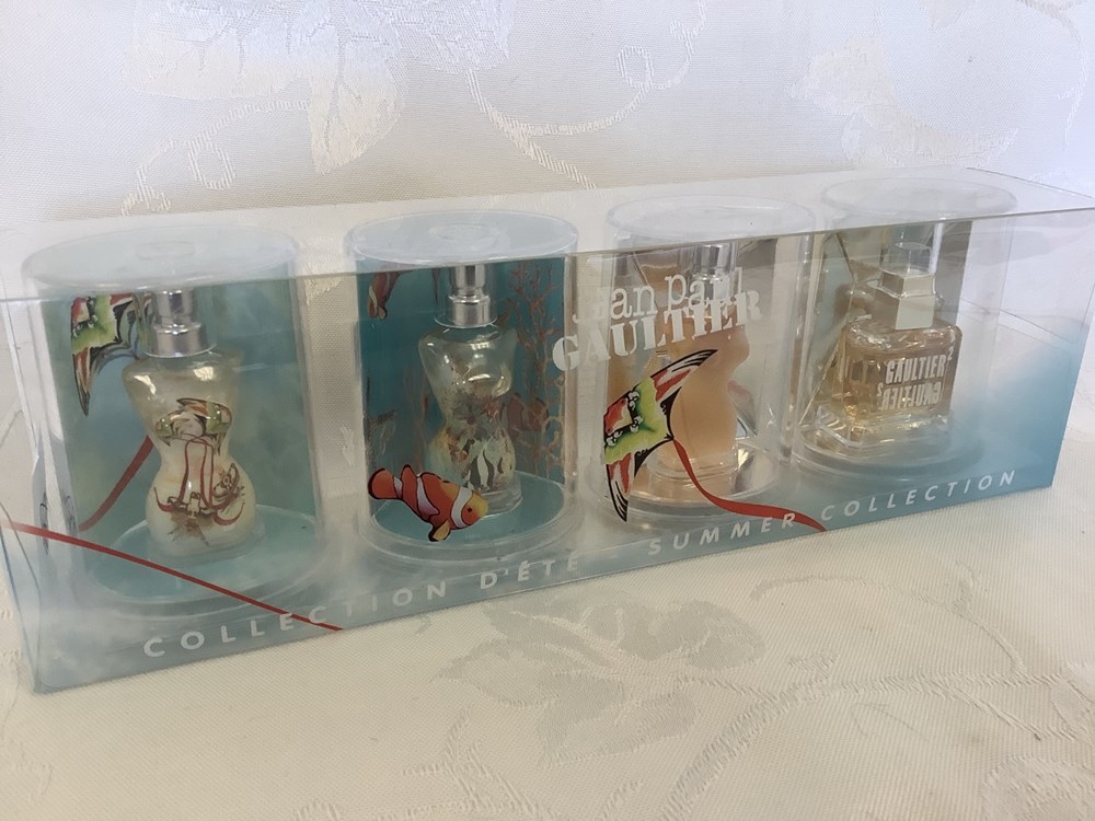 Coffret de parfums Jean Paul Gaultier collection d’été 2005 . Deux flacons « eau d’été parfumée sans alcool classique » 3,5 ml, flacon eau de toilette 3,5mL et eau de parfum 3ml. Coffret ouvert, flacons à l’état neuf, miniatures sous emballage fermé. 2 monnaies coffret de parfums jean paul gaultier collection d ete 2005 deux flacons eau d ete parfumee sans alcool classique 3 5 ml flacon eau de toilette 3 5ml et eau de parfum 3ml coffret ouvert flac