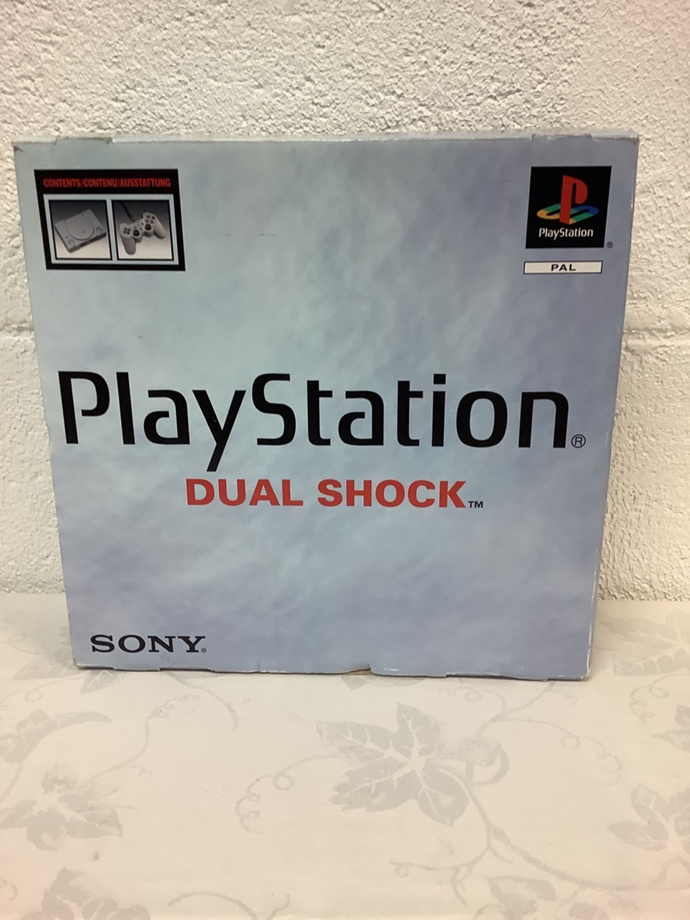 PlayStation complète dans sa boîte d’origine avec 1 manette, les câbles et la notice 4 monnaies playstation complete dans sa boite d origine avec 1 manette les cables et la notice