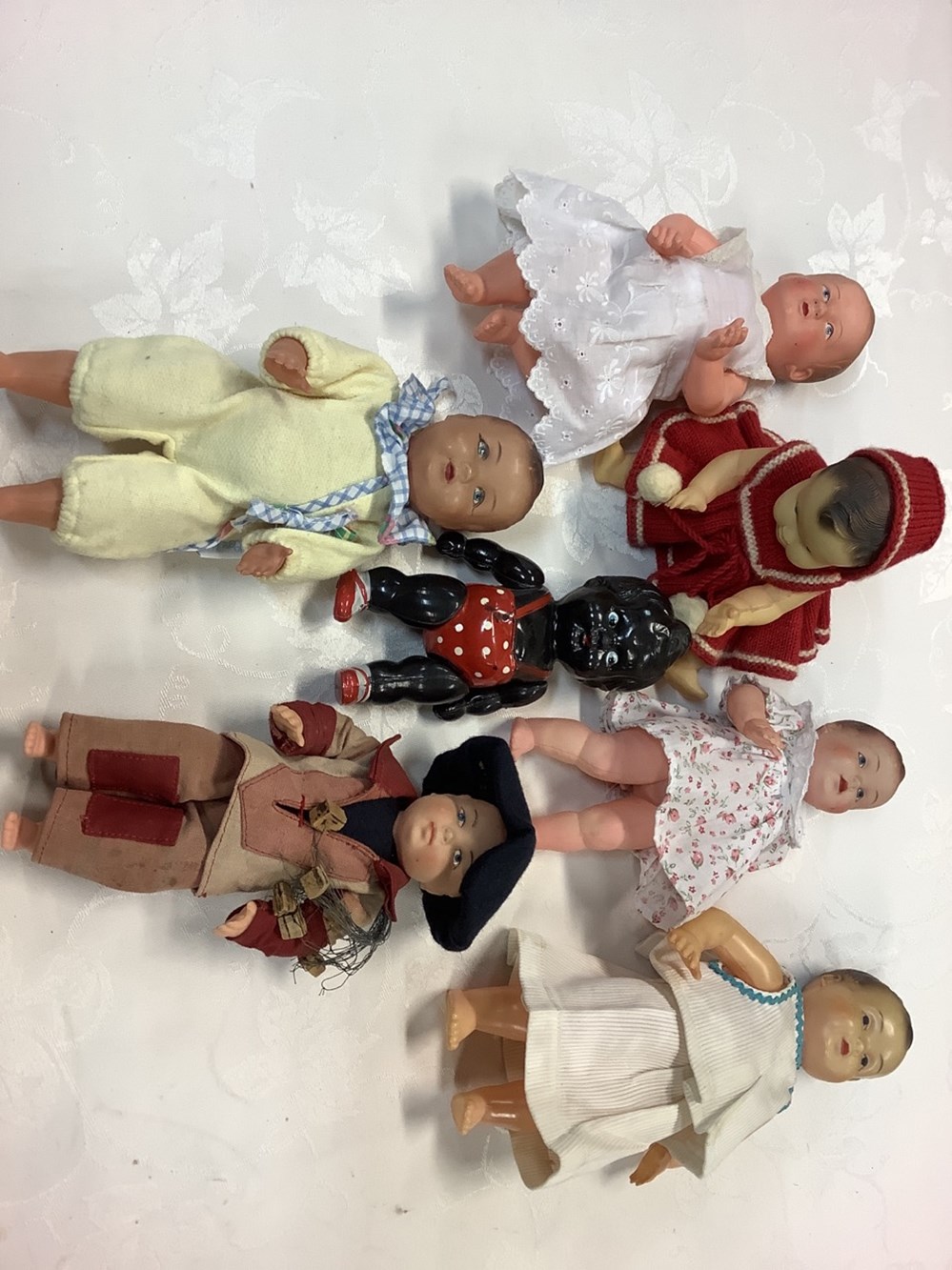 Lot de 7 poupées anciennes, poupon Colin, robe Corolle et divers monnaies lot de 7 poupees anciennes poupon colin robe corolle et divers
