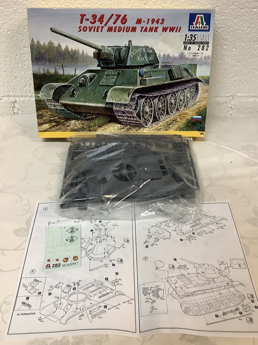 Ensemble de 4 maquettes militaria à construire de marque Heller, Heller Humbrol et Italeri 3 monnaies ensemble de 4 maquettes militaria a construire de marque heller heller humbrol et italeri