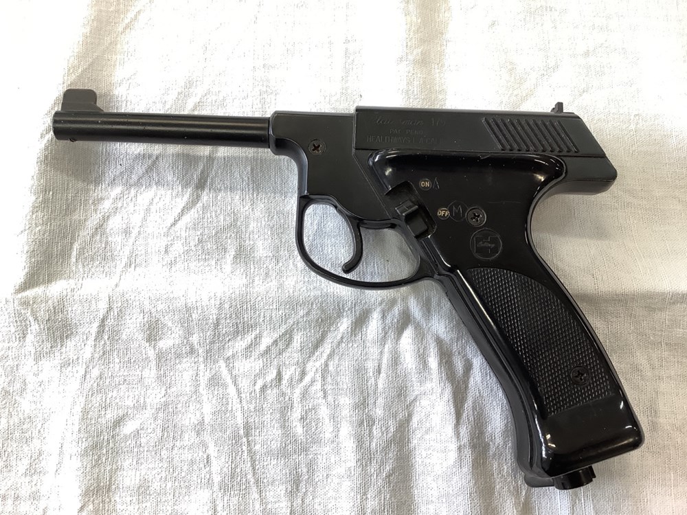 Un pistolet à air comprimé Plainsman 175, dans sa boîte 2 monnaies un pistolet a air comprime plainsman 175 dans sa boite