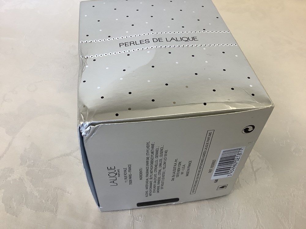« Perles de Lalique », Eau de parfum dans une « Christmas Bauble ». 4,5 ml. Dans sa boîte. La bulle est intacte. Les plumes sont en bon état. Le flacon est plein. La boîte est légèrement déformée. 3 monnaies perles de lalique eau de parfum dans une christmas bauble 4 5 ml dans sa boite la bulle est intacte les plumes sont en bon etat le flacon est plein la boite est legerement deformee