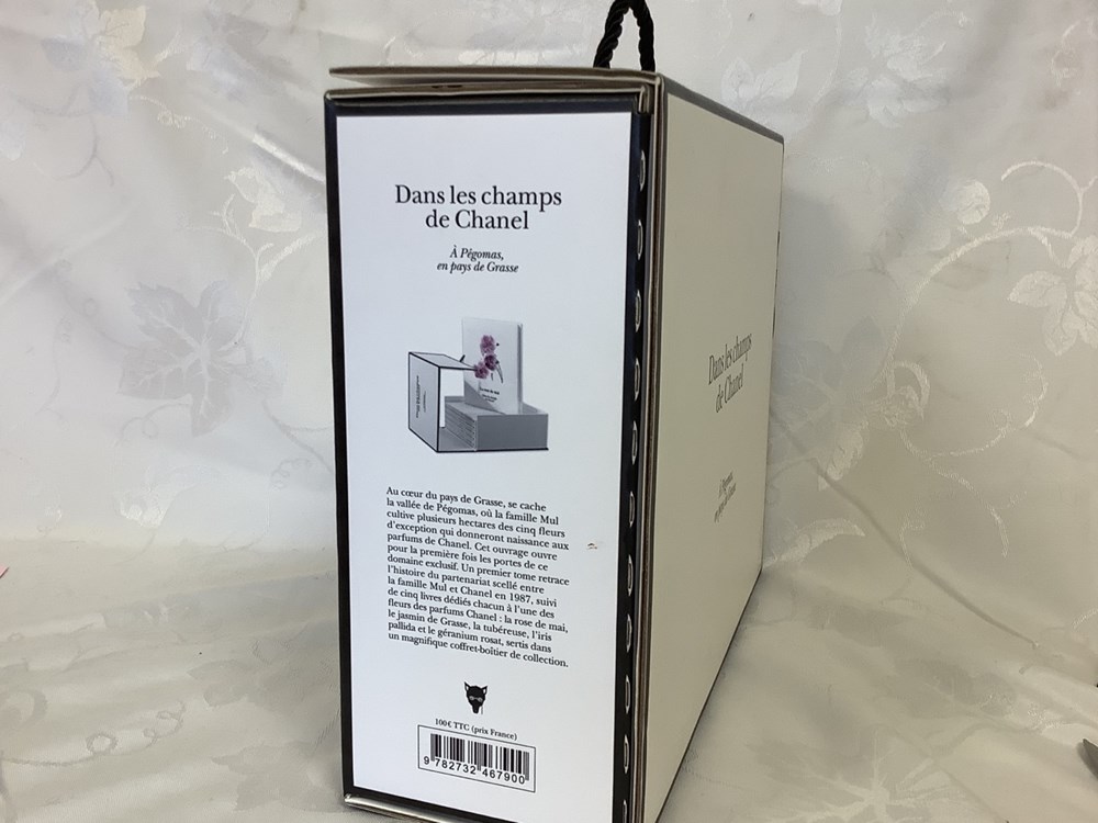 monnaies dans les champs de chanel a pegomas en pays de grasse coffret
