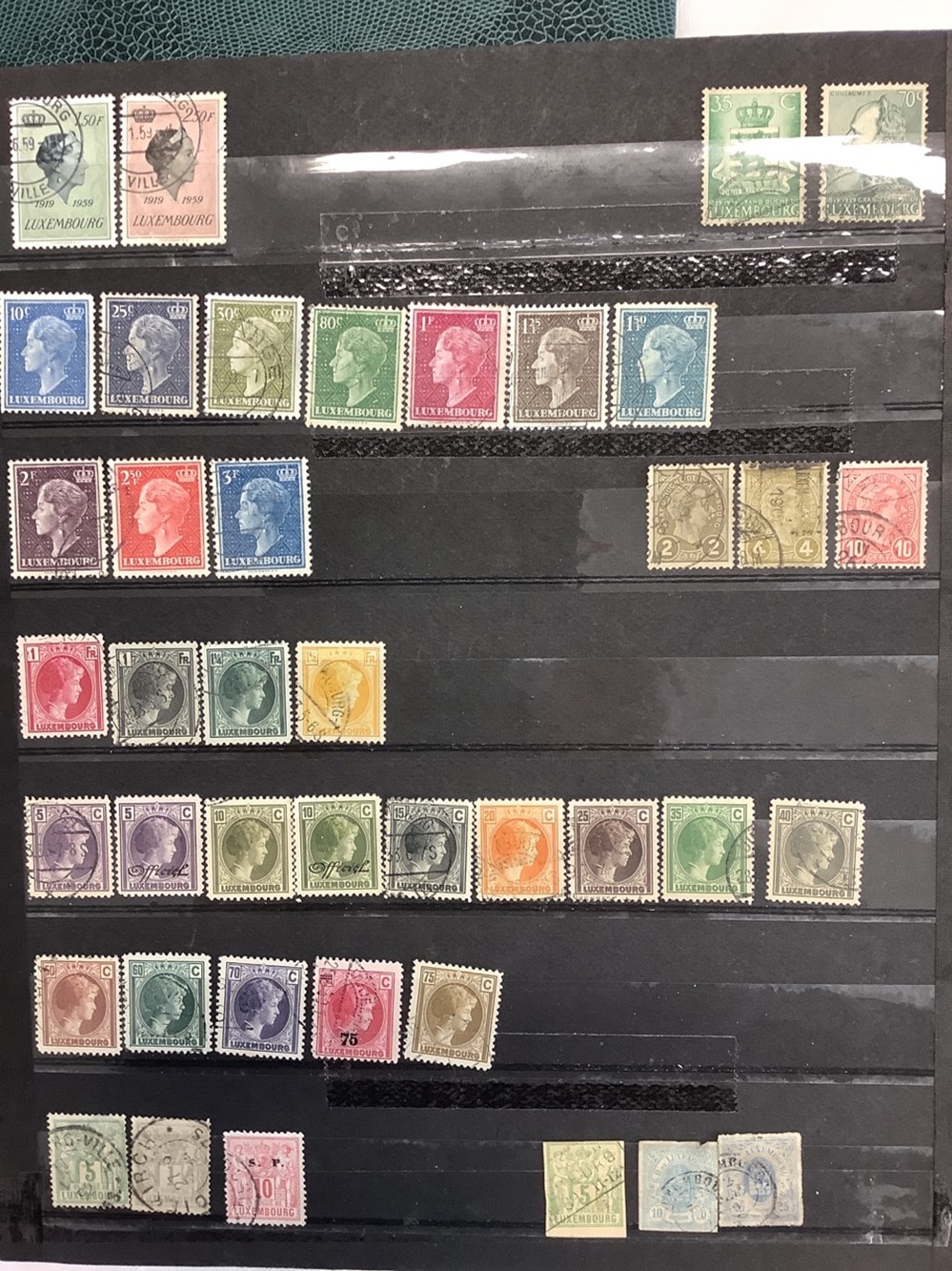 14 albums de timbres, principalement Europe de l’Ouest, la plupart oblitérés, toutes époques, plusieurs milliers de timbres 14 monnaies 14 albums de timbres principalement europe de l ouest la plupart obliteres toutes epoques plusieurs milliers de timbres