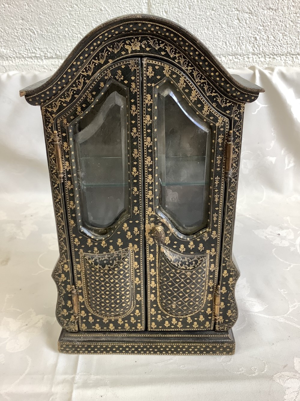 Petite armoire de poupée travaillée vitres verres biseautés accident à l arrière monnaies petite armoire de poupee travaillee vitres verres biseautes accident a l arriere