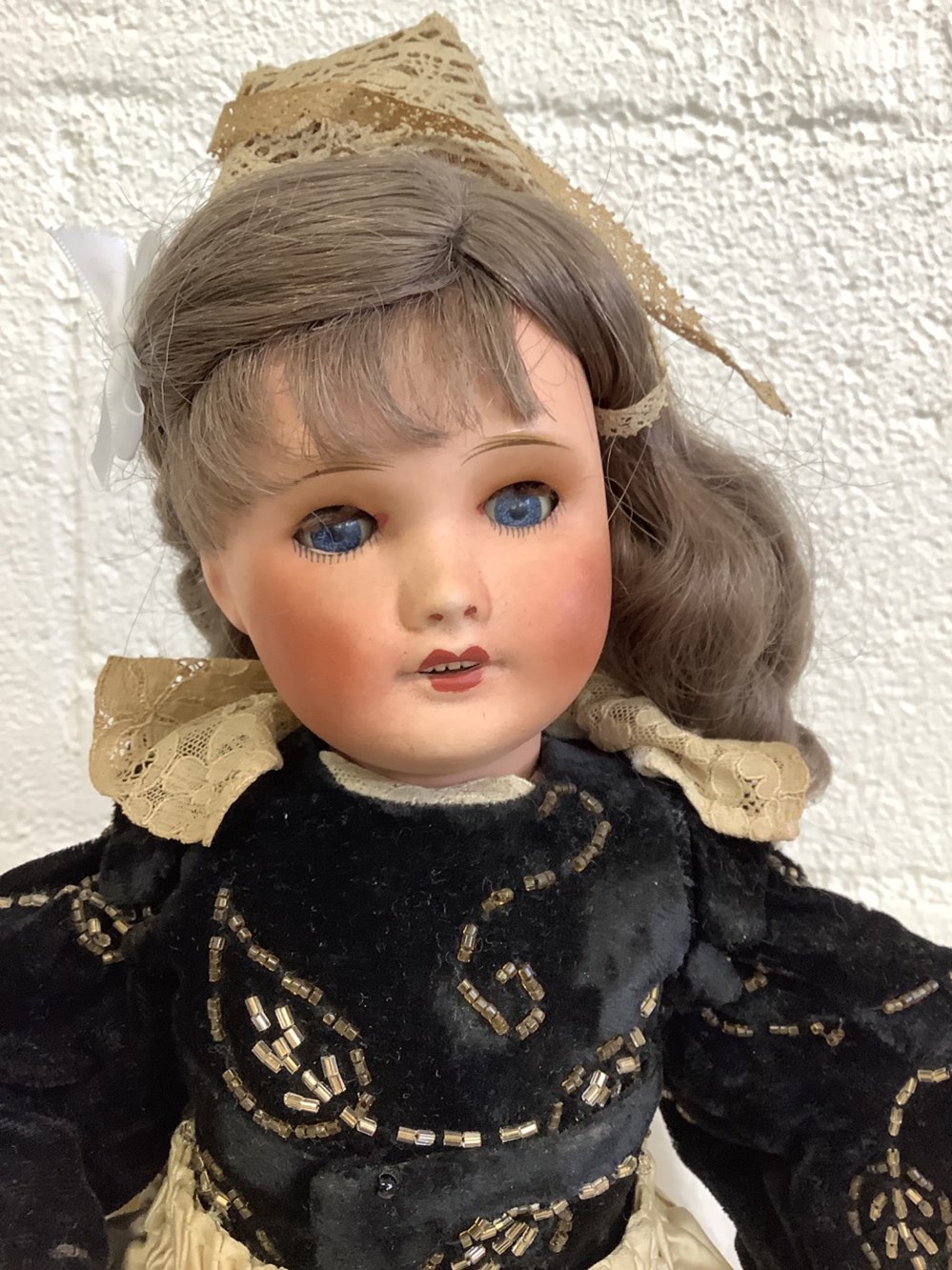 monnaies poupee porcelaine ancienne de marque h 45 cms