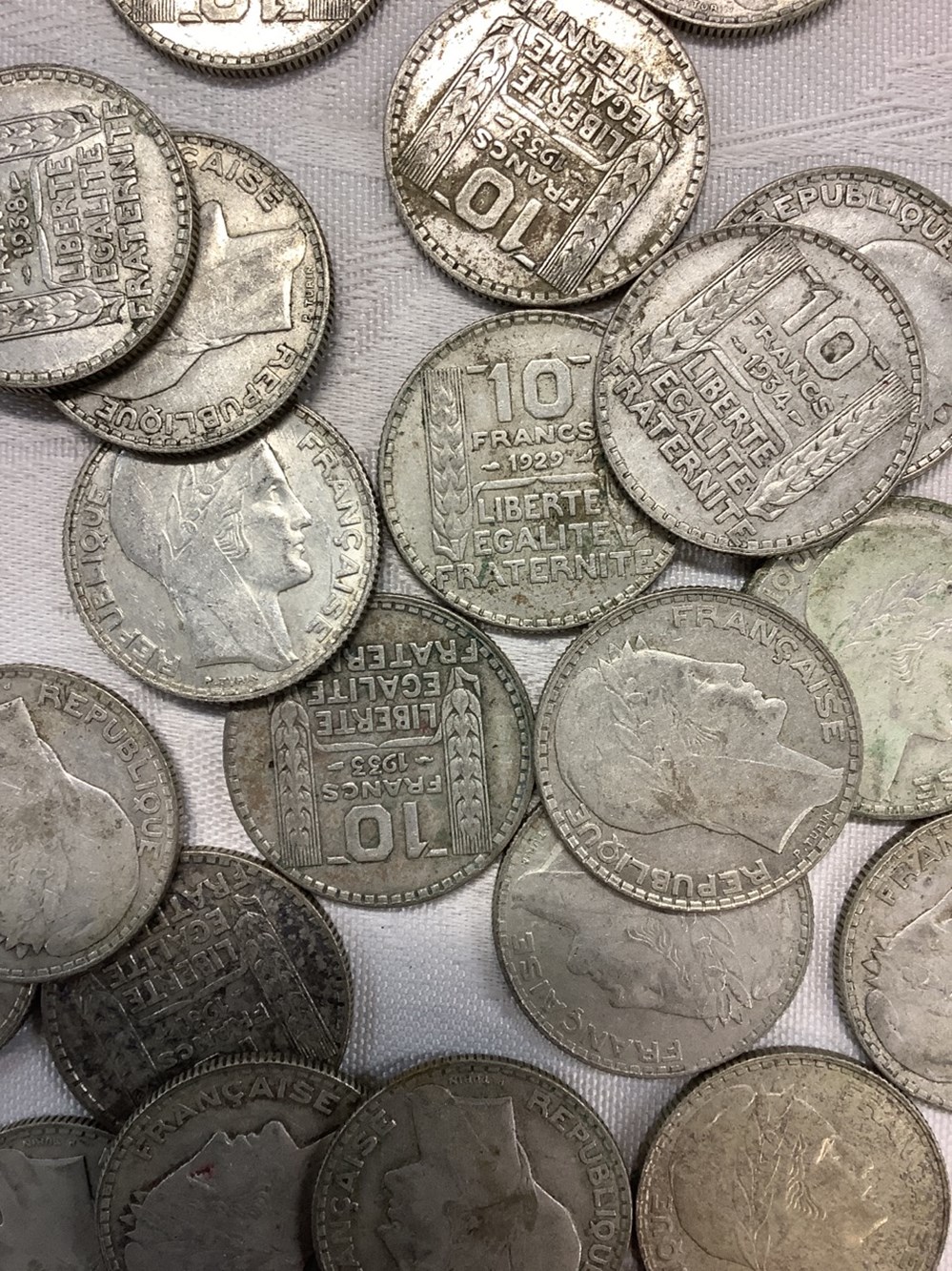 Lot de pièces de 116 pièces en argent de 10 francs Turin année 1931, 1932, 1933….. pour 1,15 kg environ 4 monnaies lot de pieces de 116 pieces en argent de 10 francs turin annee 1931 1932 1933 pour 1 15 kg environ