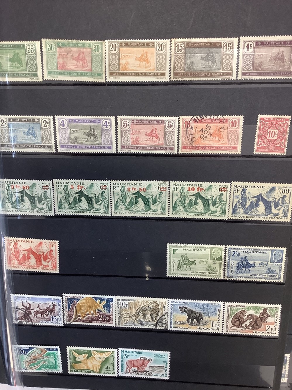 Lot de 7 classeurs de timbres divers pays, oblitérés et neufs, plusieurs milliers de timbres, 2 monnaies lot de 7 classeurs de timbres divers pays obliteres et neufs plusieurs milliers de timbres