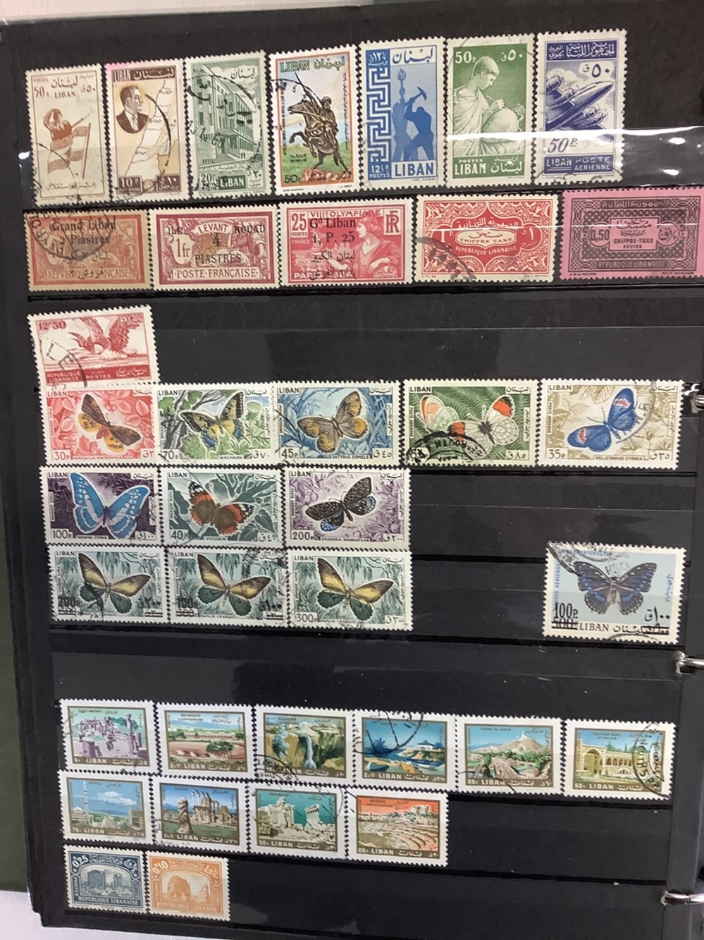 2 albums de timbres divers dont Vatican, Liban, Turquie, Syrie, Indochine etc 7 monnaies 2 albums de timbres divers dont vatican liban turquie syrie indochine etc
