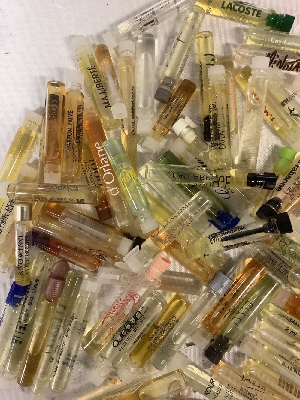 Lot d’échantillons de parfums et eaux de toilette 2 monnaies lot d echantillons de parfums et eaux de toilette