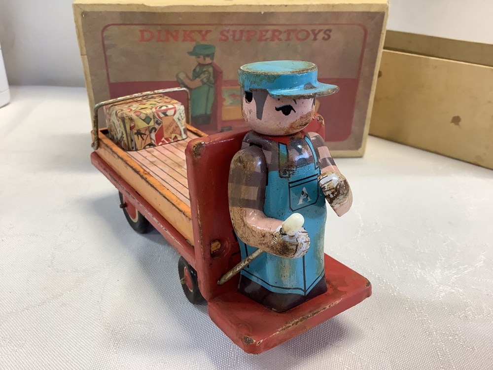 Jouet en tôle Dinky Supertoys, avec sa boîte et sa clef, fonctionnel, en l’état 4 monnaies jouet en tole dinky supertoys avec sa boite et sa clef fonctionnel en l etat