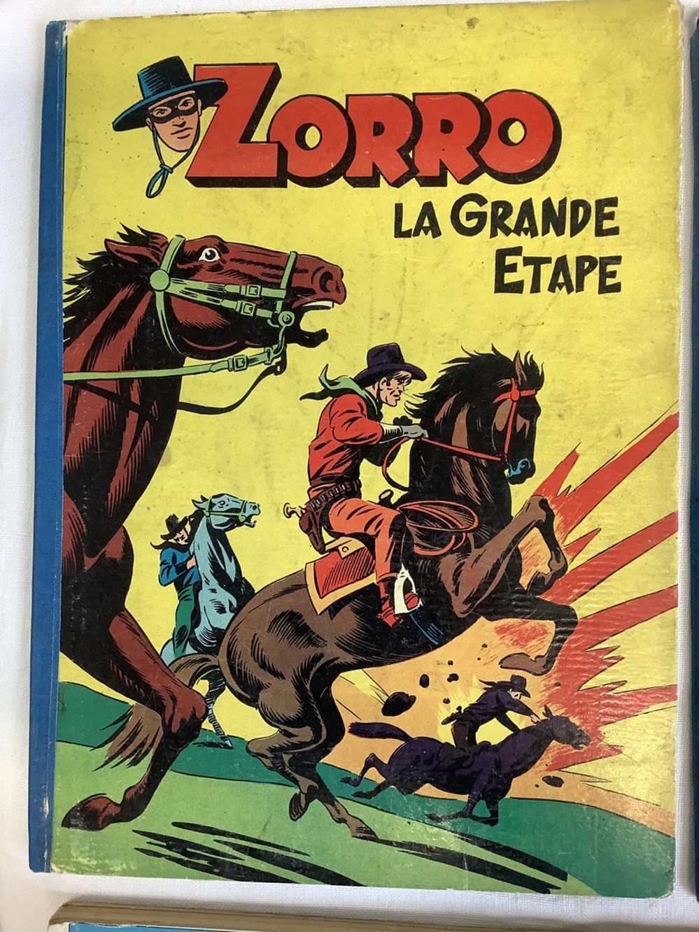 Lot de 8 Bd années 50, dont Zorro, Red Ryder, Far West. 2 pages abîmées sur Zorro une drôle d’histoire, le reste sans dégradation ni crayonnage 2 monnaies lot de 8 bd annees 50 dont zorro red ryder far west 2 pages abimees sur zorro une drole d histoire le reste sans degradation ni crayonnage