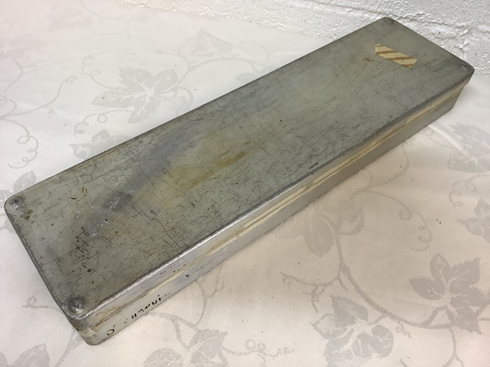 Lot de matériel médical ancien dans une boîte inox 12 x45 cm monnaies lot de materiel medical ancien dans une boite inox 12 x45 cm