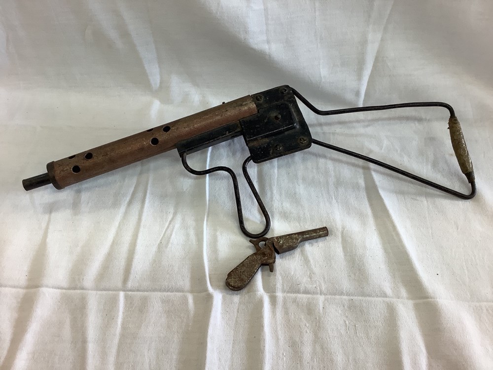 monnaies deux jouets anciens mitraillette et pistolet