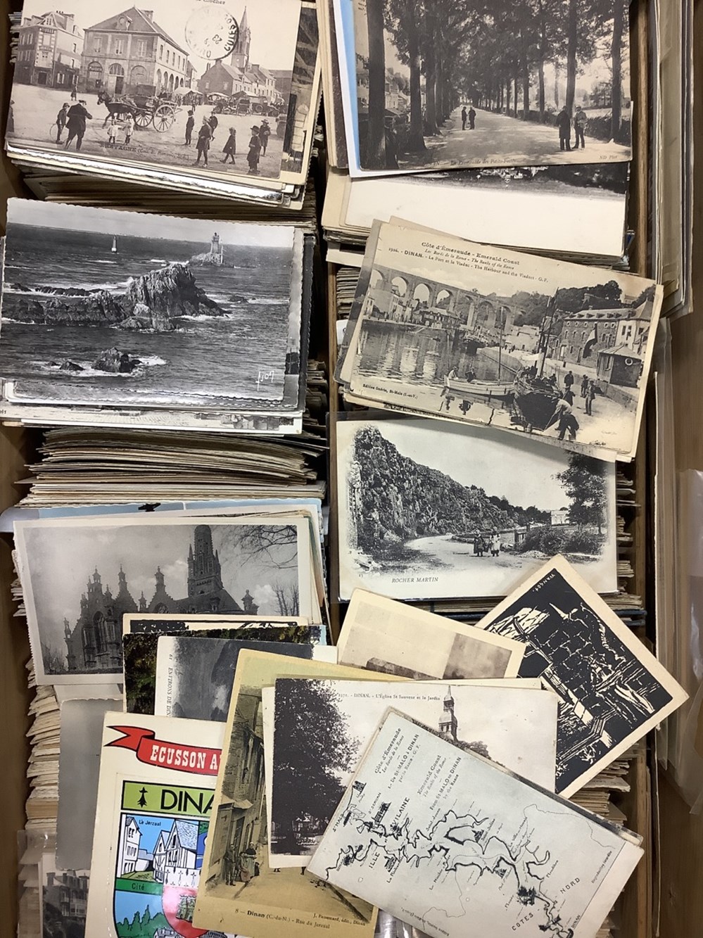 Important lot de cartes postales principalement sur la Bretagne et sa boîte de rangement, modernes, anciennes et repro. 4 monnaies important lot de cartes postales principalement sur la bretagne et sa boite de rangement modernes anciennes et repro