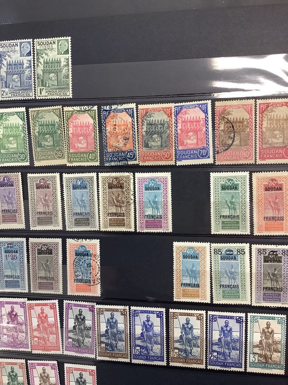 Lot de 7 classeurs de timbres divers pays, oblitérés et neufs, plusieurs milliers de timbres, 5 monnaies lot de 7 classeurs de timbres divers pays obliteres et neufs plusieurs milliers de timbres