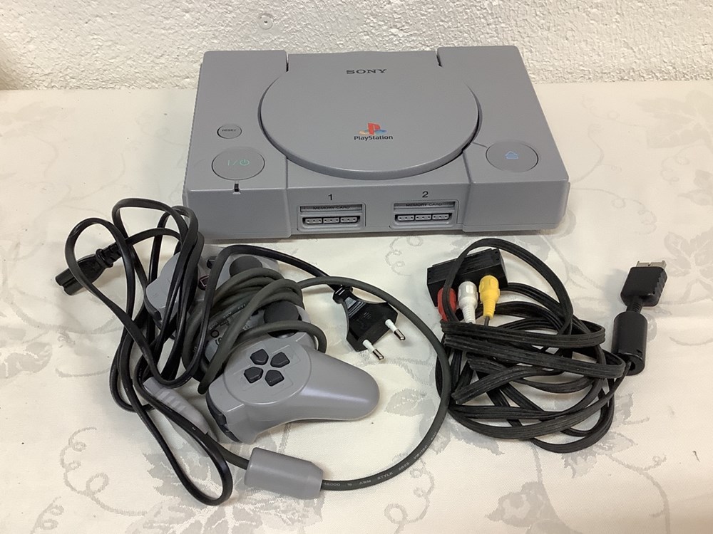 PlayStation complète dans sa boîte d’origine avec 1 manette, les câbles et la notice monnaies playstation complete dans sa boite d origine avec 1 manette les cables et la notice